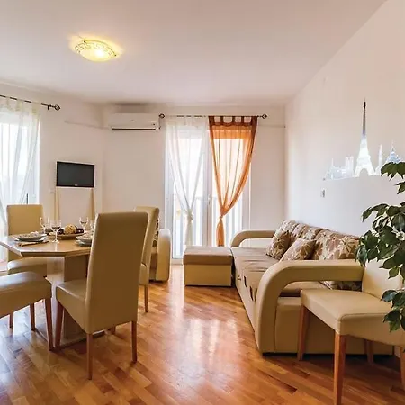 - Istra Apartment Premantura